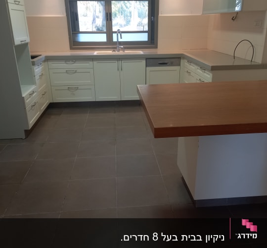 מטבח נקי עם כיור וברז, משטחי עבודה ריקים